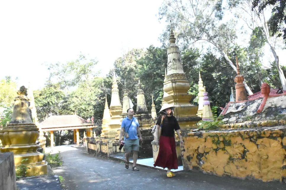 Du khách tham quan tại chùa Tà Pạ, xã Tri Tôn, tỉnh An Giang