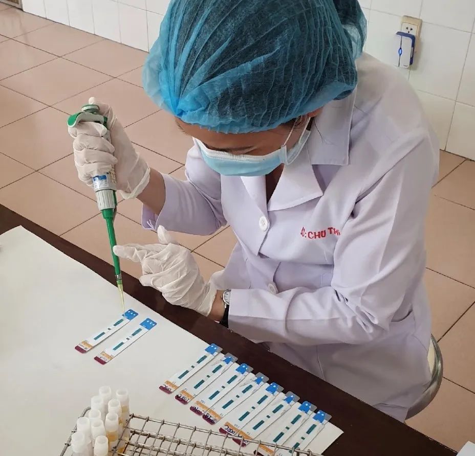 Nhân viên y tế cấy đàm để phát hiện bệnh lao