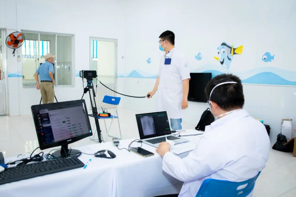 Nhân viên y tế chụp X quang cho người bệnh để phát hiện tổn thương phổi do lao