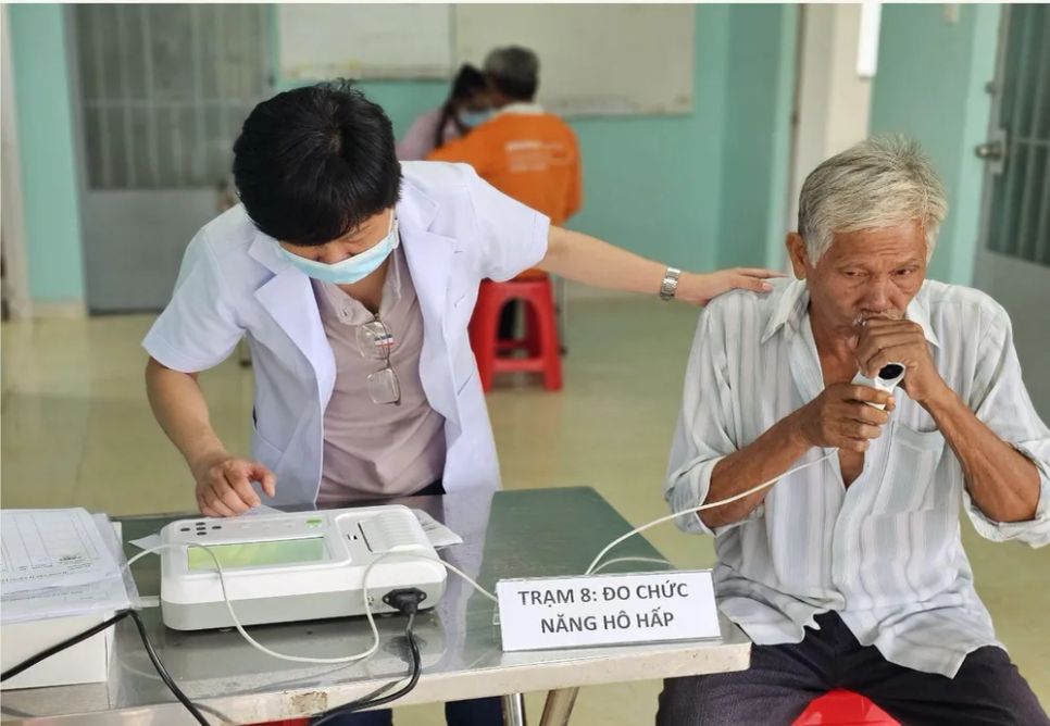 Nhân viên y tế đo chức năng hô hấp cho người dân