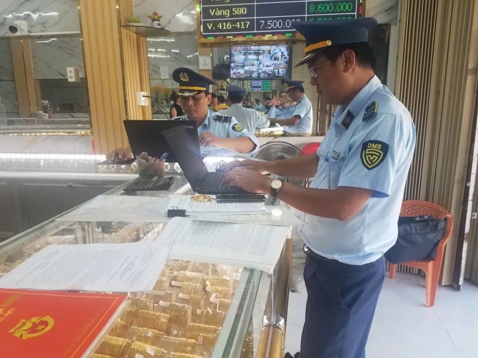 Lực lượng QLTT Đồng Tháp đang thực hiện kiểm tra tại một điểm kinh doanh vàng trên địa bàn tỉnh