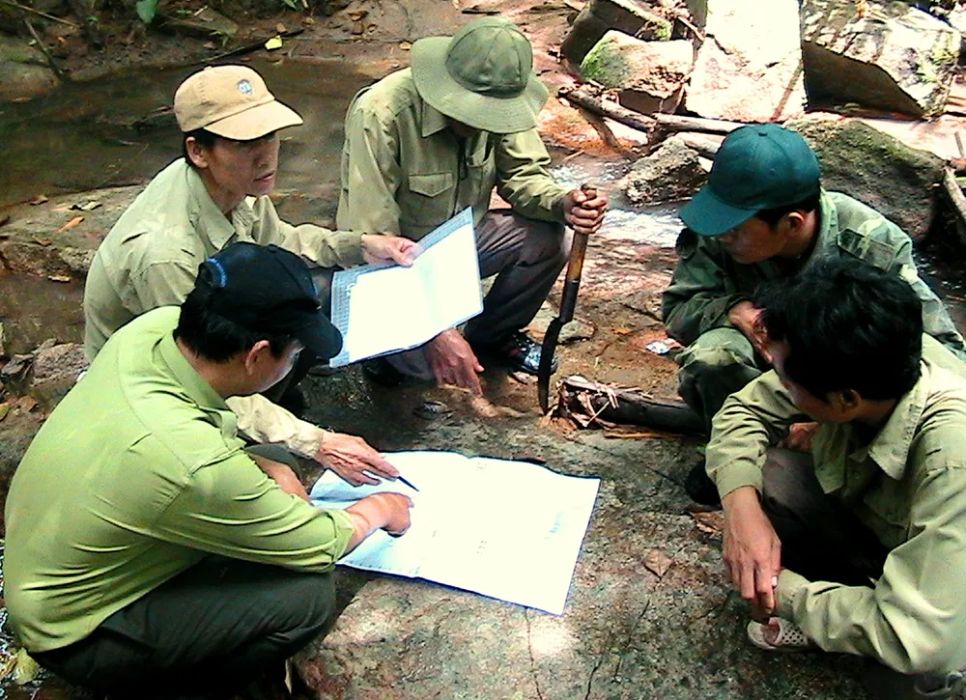 Lực lượng kiểm lâm khảo sát hiện trạng rừng ở Lâm Đồng