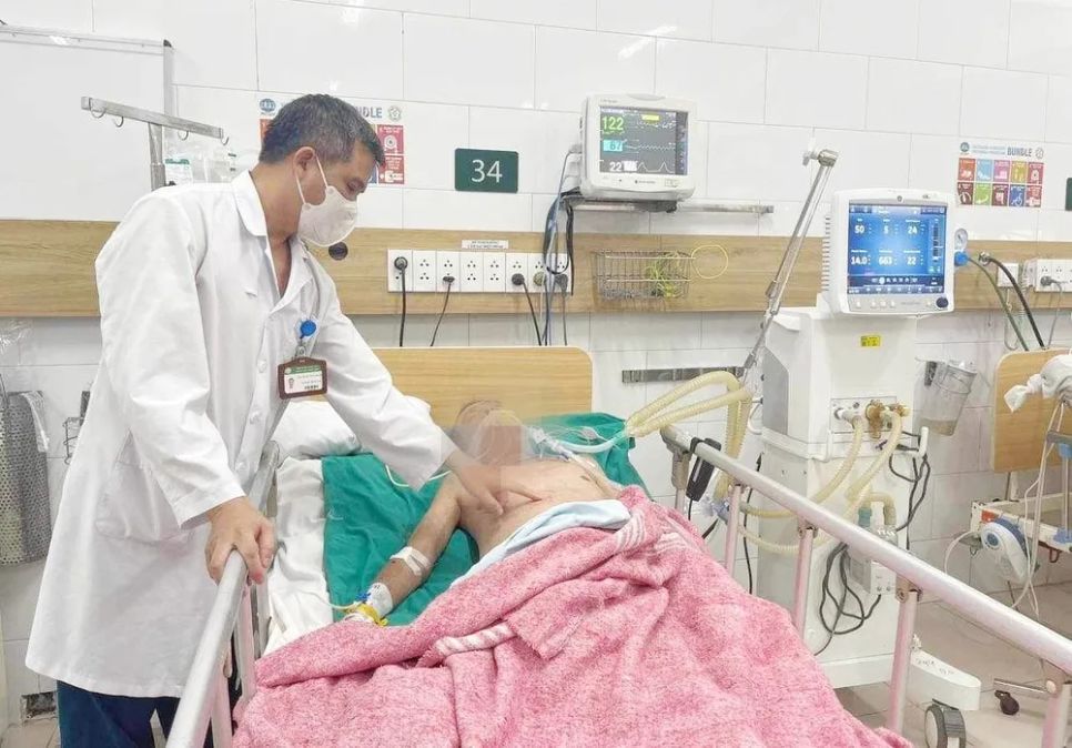 Một bệnh nhân ngộ độc rượu trong tình trạng nguy kịch.