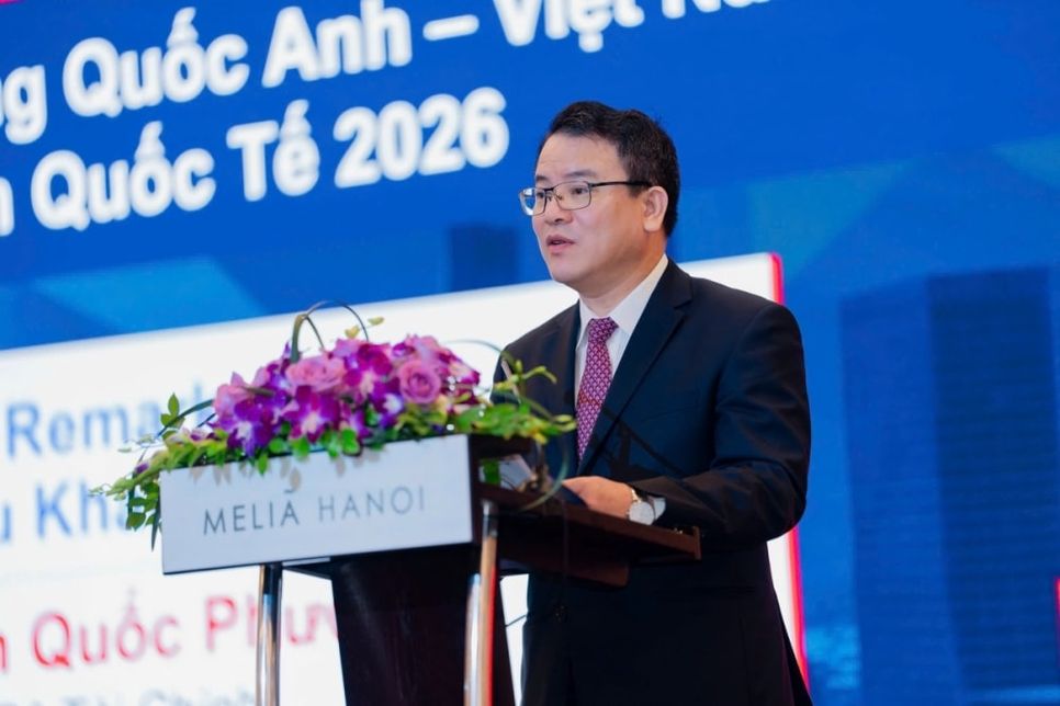 Thứ trưởng Trần Quốc Phương trao đổi với đại diện doanh nghiệp Vương quốc Anh bên lề sự kiện.