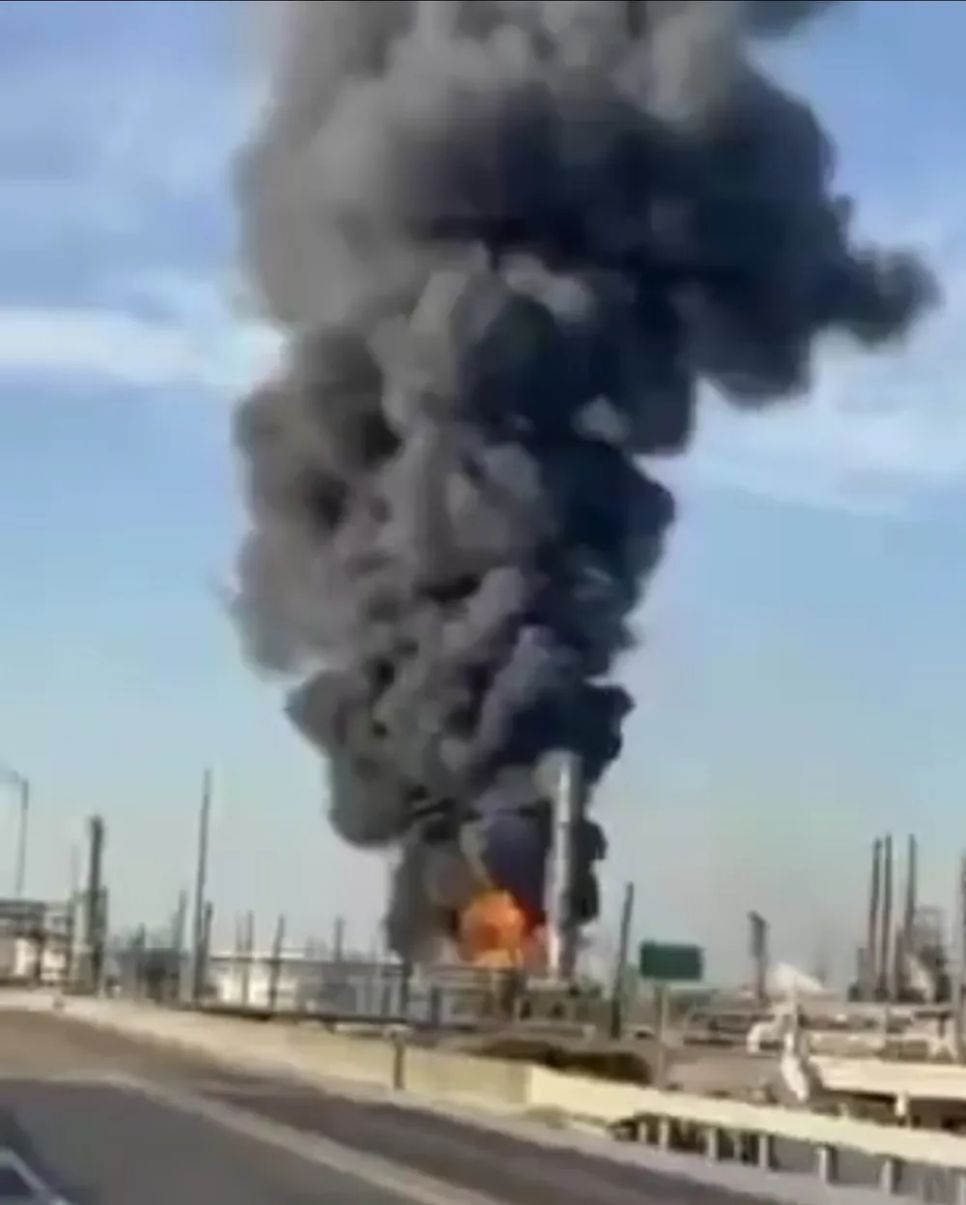 Khói bốc lên sau vụ nổ tại nhà máy lọc dầu Valero Energy ở Mỹ. Ảnh: AL ZAJEERA