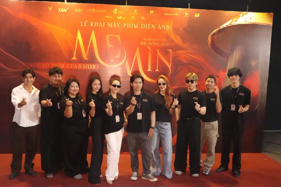 <i>Ê-kíp đoàn phim Mẹ Mìn tại lễ khai máy sáng 24-3. Ảnh: V.HÀ</i>