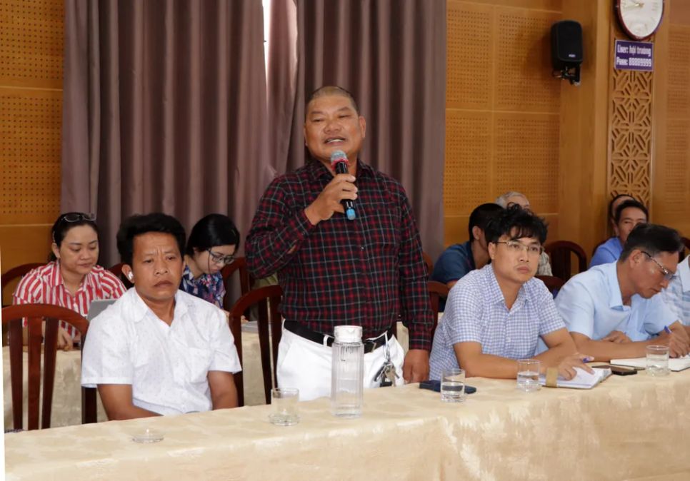 Đại diện một doanh nghiệp thu gom rác trên địa bàn phường Vũng Tàu trình bày những khó khăn, bất cập trong công tác thu gom rác hiện nay. Ảnh: QUANG VŨ