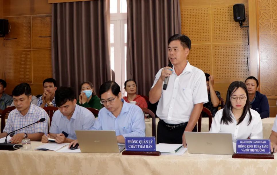 Đại diện Phòng Quản lý chất thải của Sở NN-MT TPHCM báo cáo tại buổi làm việc. Ảnh: QUANG VŨ