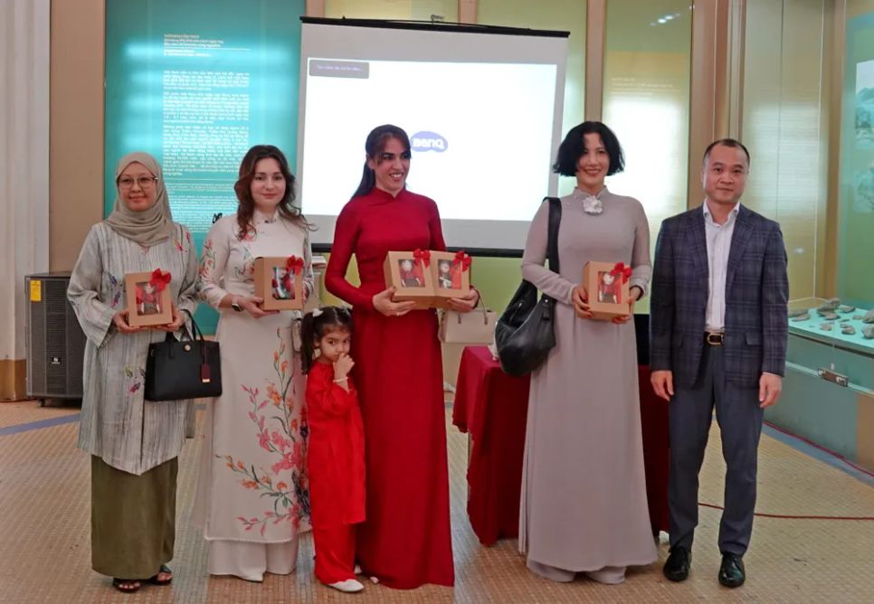 Các nữ Tổng lãnh sự tham quan Bảo tàng Lịch sử và xem múa rối nước