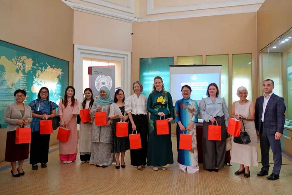 Các nữ Tổng lãnh sự tham quan Bảo tàng Lịch sử và xem múa rối nước