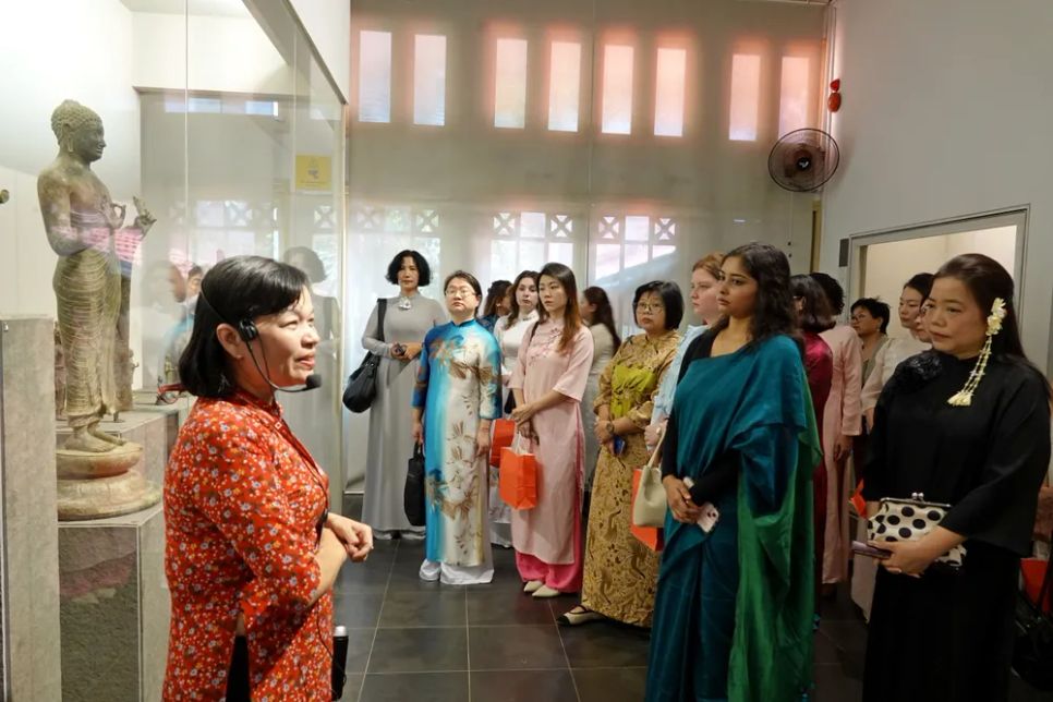 Các nữ Tổng lãnh sự tham quan Bảo tàng Lịch sử và xem múa rối nước