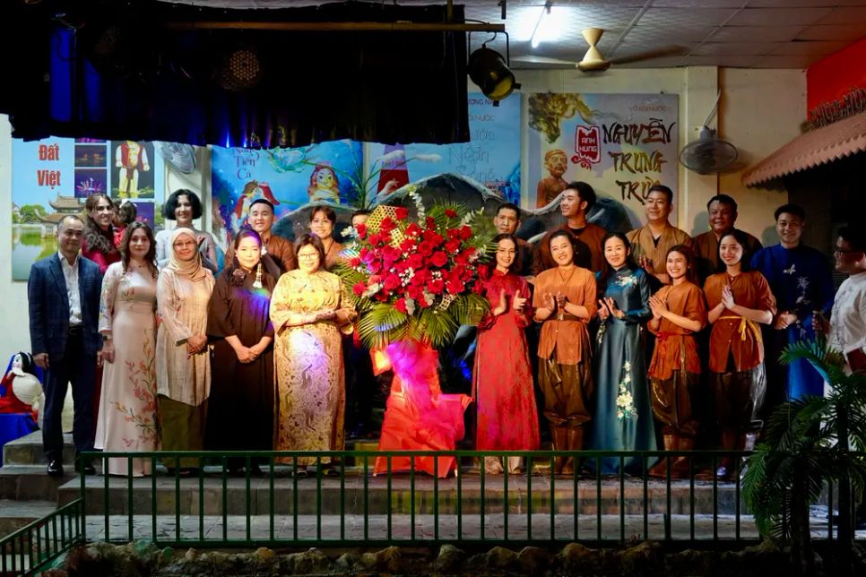 Các nữ Tổng lãnh sự tham quan Bảo tàng Lịch sử và xem múa rối nước