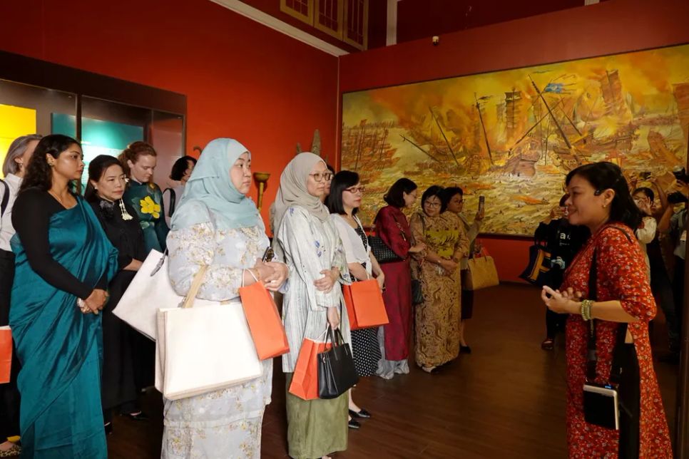 Đoàn tham quan, tìm hiểu nhiều thông tin, tư liệu lịch sử Việt Nam tại Bảo tàng Lịch sử TPHCM. Ảnh: THÚY BÌNH