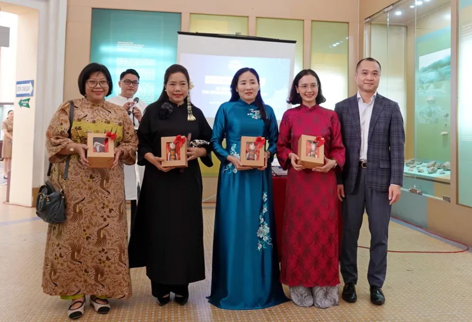 Phó Giám đốc Sở Ngoại vụ TPHCM Nguyễn Minh Quế tặng quà các nữ Tổng Lãnh sự và nữ viên chức, phu nhân, thuộc các cơ quan đại diện nước ngoài tại TPHCM. Ảnh: THÚY BÌNH