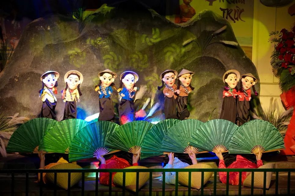 Tiết mục biểu diễn rối cạn. Ảnh: THÚY BÌNH