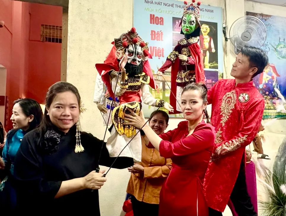 Tổng Lãnh sự Hoàng gia Thái Lan Wiraka Moodhitaporn trải nghiệm với nghệ thuật điều khiển rối que. Ảnh: THÚY BÌNH