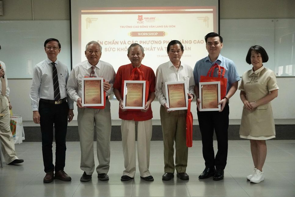 Giáo sư, Tiến sĩ khoa học Bùi Quốc Châu (thứ 3 từ trái sang)