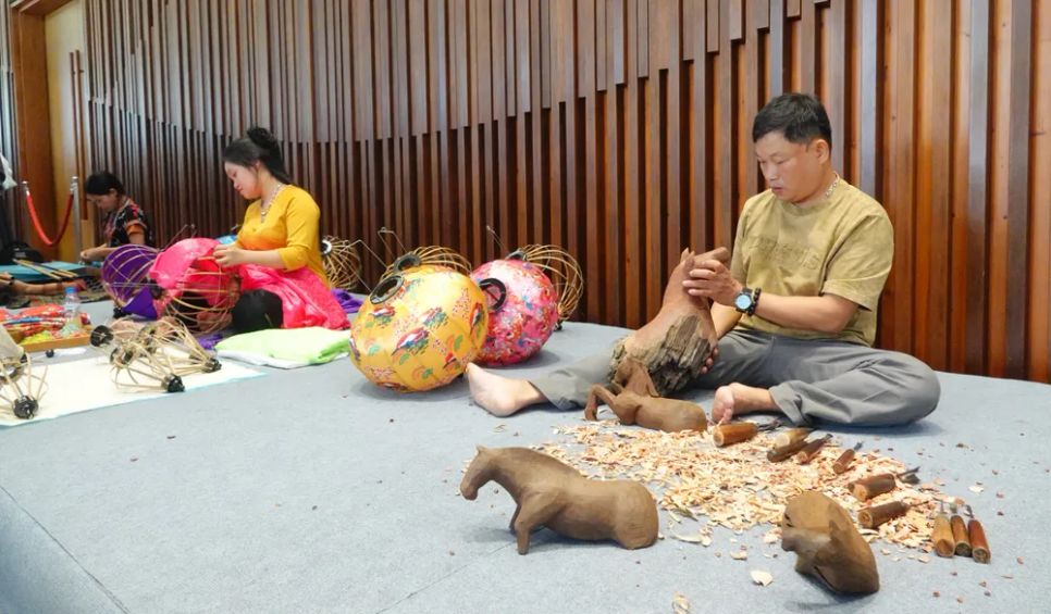 Không gian trình diễn của làng nghề trước sảnh công bố chương trình kích cầu “Đà Nẵng - Chạm về nguyên bản”. Ảnh: XUÂN QUỲNH