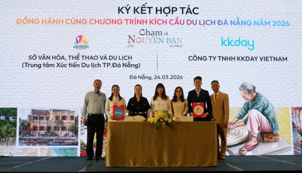Ký kết hợp tác cùng các đơn vị đồng hành chương trình kích cầu du lịch. Ảnh: XUÂN QUỲNH