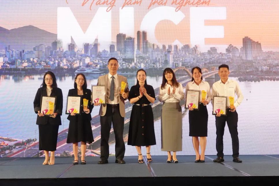 Vinh danh các doanh nghiệp có đóng góp nổi bật trong công tác thu hút khách MICE năm 2025. Ảnh: XUÂN QUỲNH
