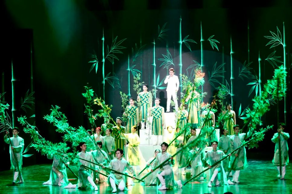 Ca sĩ Duy Linh và Đội ca - múa sinh viên Trường ĐH Văn hóa TPHCM biểu diễn tiết mục “Tre Việt Nam”. Ảnh: THÚY BÌNH
