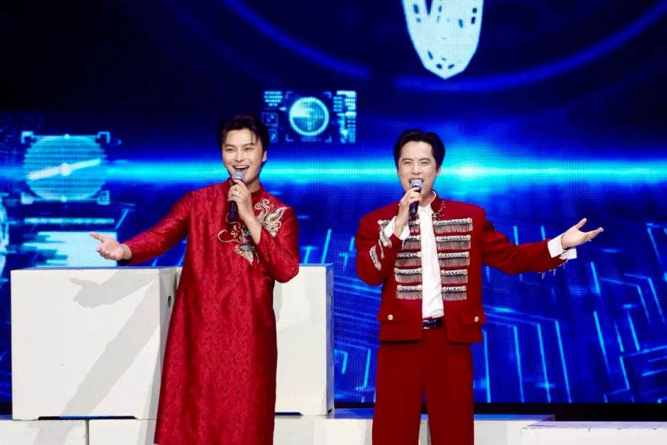 NSƯT Võ Minh Lâm và ca sĩ Minh Sang biểu diễn tiết mục “Rực sáng sức trẻ Việt Nam”. Ảnh: THÚY BÌNH