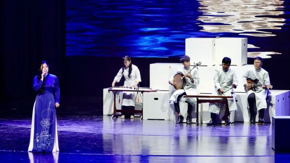 Tiết mục ca cổ “Chí sĩ Phan Châu Trinh” trong chương trình giao lưu và biểu diễn nghệ thuật tưởng niệm 100 năm ngày mất Cụ Phan Châu Trinh (1926 - 2026). Ảnh: THÚY BÌNH