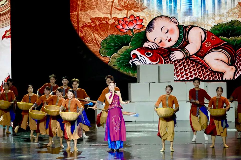 Tiết mục ca múa “Hò vươn mình”. Ảnh: THÚY BÌNH