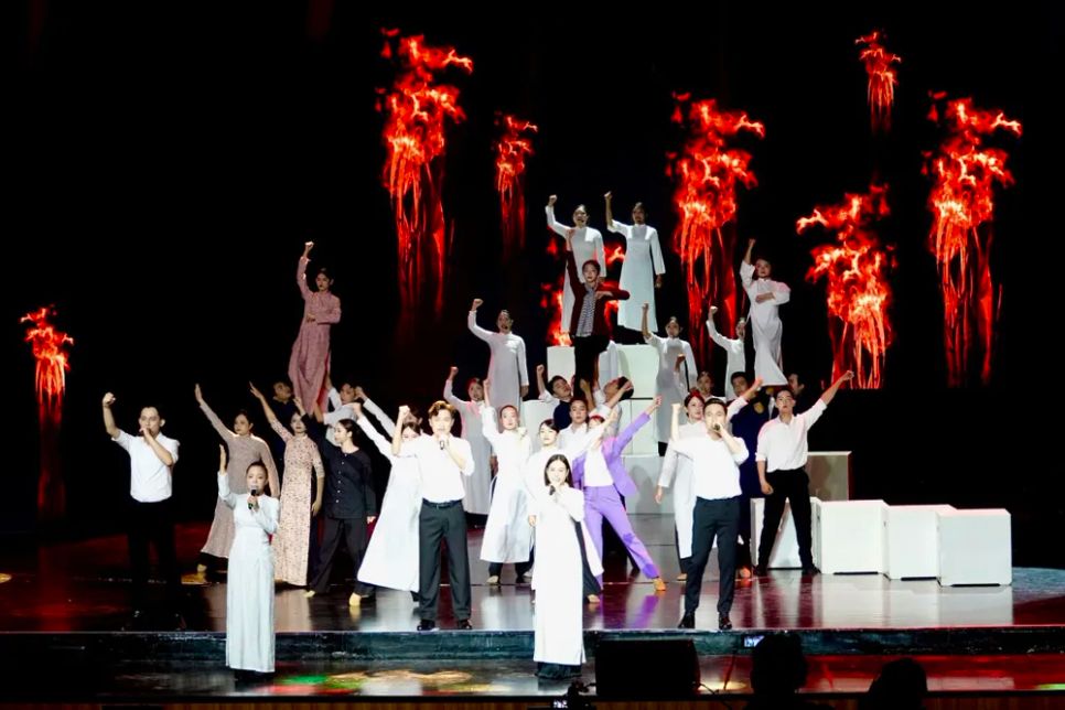 Tiết mục ca múa tổ khúc “Dậy mà đi – Tổ quốc ơi ta đã nghe – Xuống đường”. Ảnh: THÚY BÌNH