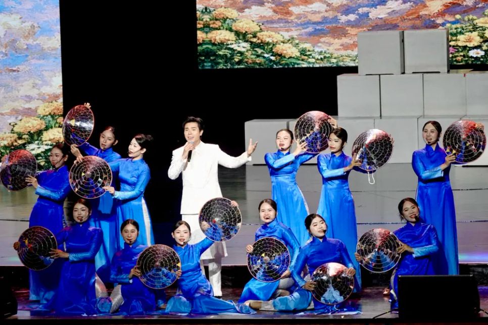 Tiết mục ca múa “Việt Nam quê hương tôi”. Ảnh: THÚY BÌNH