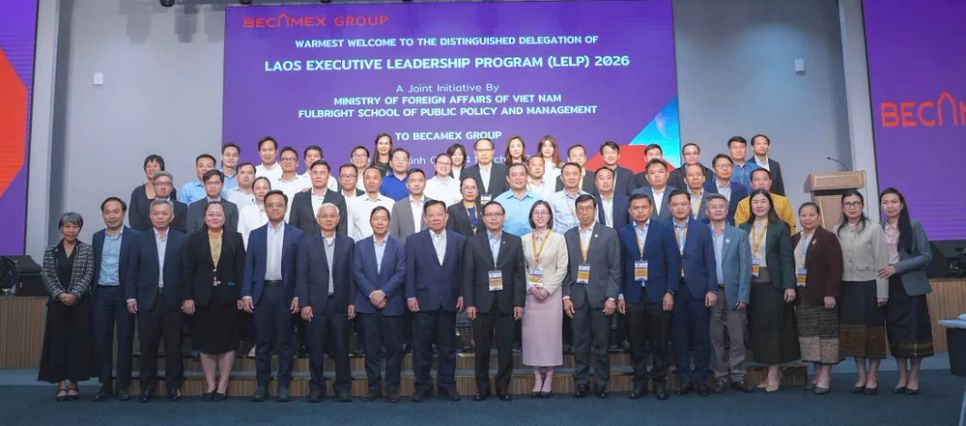 Đoàn công tác Bộ Ngoại giao Lào, Việt Nam và các đại biểu chụp hình lưu niệm