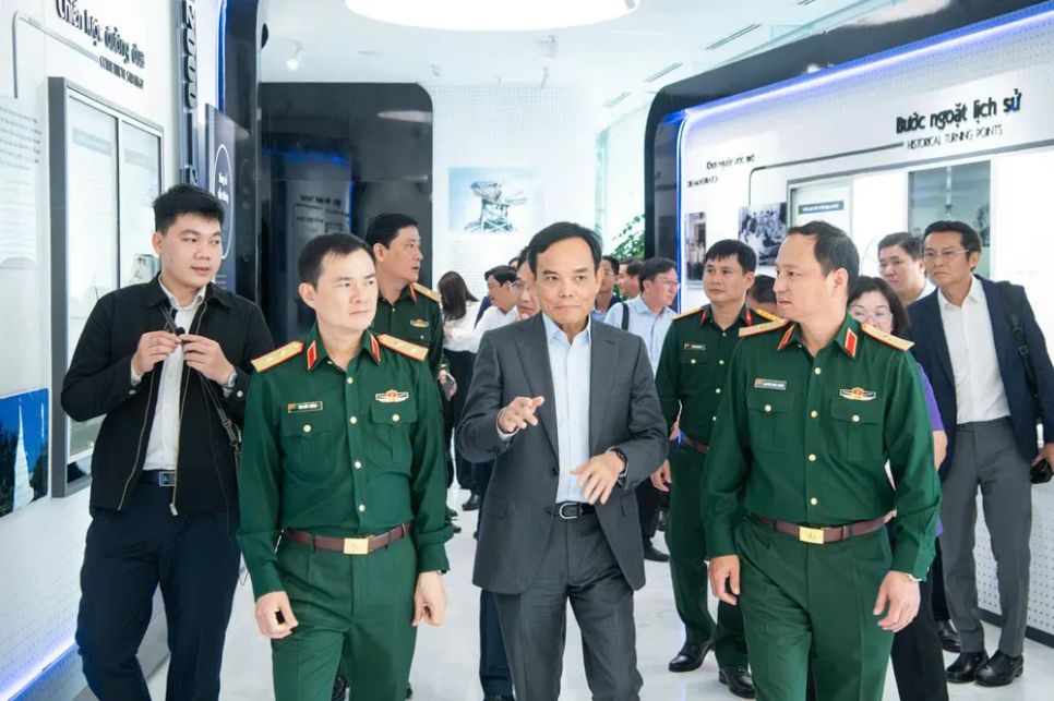 Bí thư Thành ủy TPHCM Trần Lưu Quang trao đổi với lãnh đạo Tập đoàn Viettel tại sự kiện