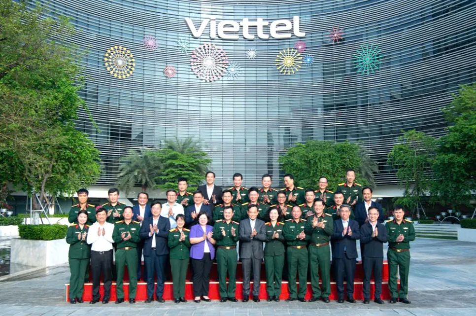 Lãnh đạo TPHCM và lãnh đạo Tập đoàn Viettel chụp ảnh lưu niệm ở trụ sở Tập đoàn Viettel