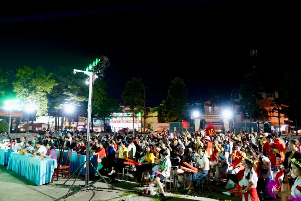 Các đội thi văn nghệ cùng đông đảo nhân dân phường An Phú Đông hội tụ về Trung tâm cung ứng Dịch vụ công phường An Phú Đông để tham gia biểu diễn và cổ vũ các tiết mục dự thi. Ảnh: THÚY BÌNH Các đội thi văn nghệ cùng đông đảo nhân dân phường An Phú Đông hội tụ về Trung tâm cung ứng Dịch vụ công phường An Phú Đông để tham gia biểu diễn và cổ vũ các tiết mục dự thi. Ảnh: THÚY BÌNH