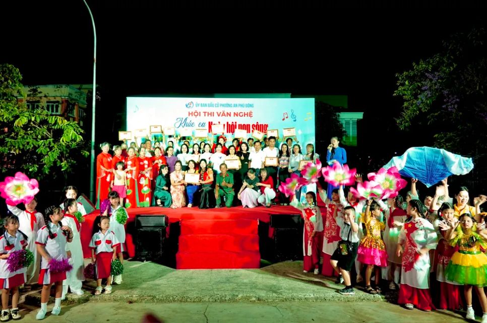 Lãnh đạo phường An Phú Đông chụp ảnh kỷ niệm cùng các đội thi Hội thi văn nghệ Lãnh đạo phường An Phú Đông chụp ảnh kỷ niệm cùng các đội thi Hội thi văn nghệ