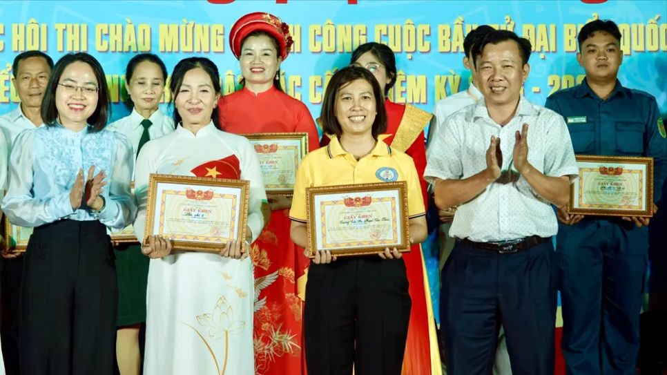 Phó Bí thư Thường trực Đảng ủy phường An Phú Đông Hồ Thị Thủy và Quyền Chủ tịch UBND phường An Phú Đông Nguyễn Chí Thiện trao giải nhất và giải nhì cho hai đơn vị xuất sắc là Khu phố 4 và Trường Tiểu học Phạm Văn Chiêu. Ảnh: THÚY BÌNH Phó Bí thư Thường trực Đảng ủy phường An Phú Đông Hồ Thị Thủy và Quyền Chủ tịch UBND phường An Phú Đông Nguyễn Chí Thiện trao giải nhất và giải nhì cho hai đơn vị xuất sắc là Khu phố 4 và Trường Tiểu học Phạm Văn Chiêu. Ảnh: THÚY BÌNH