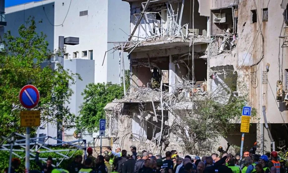 Một tòa nhà ở thành phố Tel Aviv, Israel bị trúng tên lửa của Iran ngày 24-3. Ảnh: FLASH90