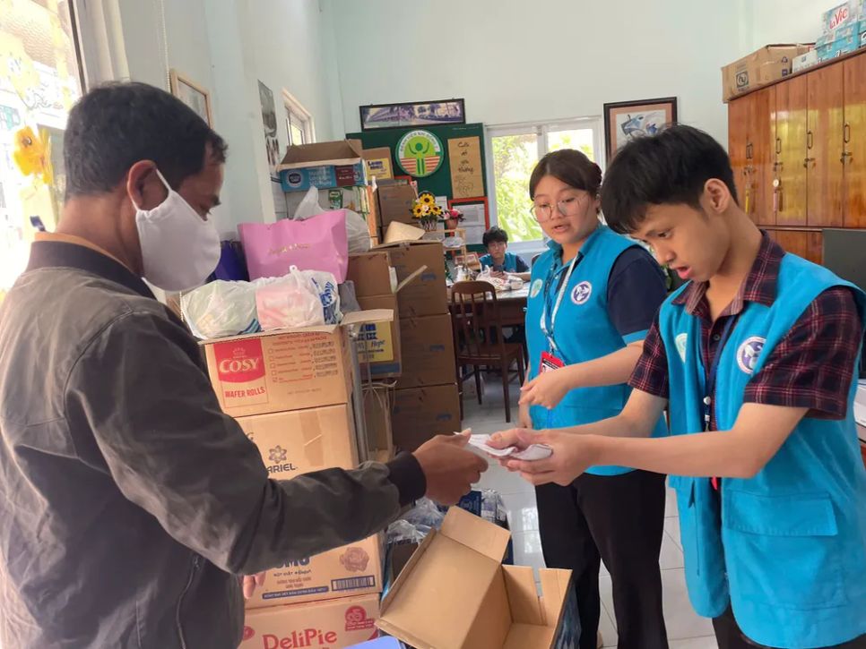 Sinh viên Tô Chí Đỉnh (bìa phải) trao phiếu tặng quà cho người bệnh cần giúp đỡ. Sinh viên Tô Chí Đỉnh (bìa phải) trao phiếu tặng quà cho người bệnh cần giúp đỡ.