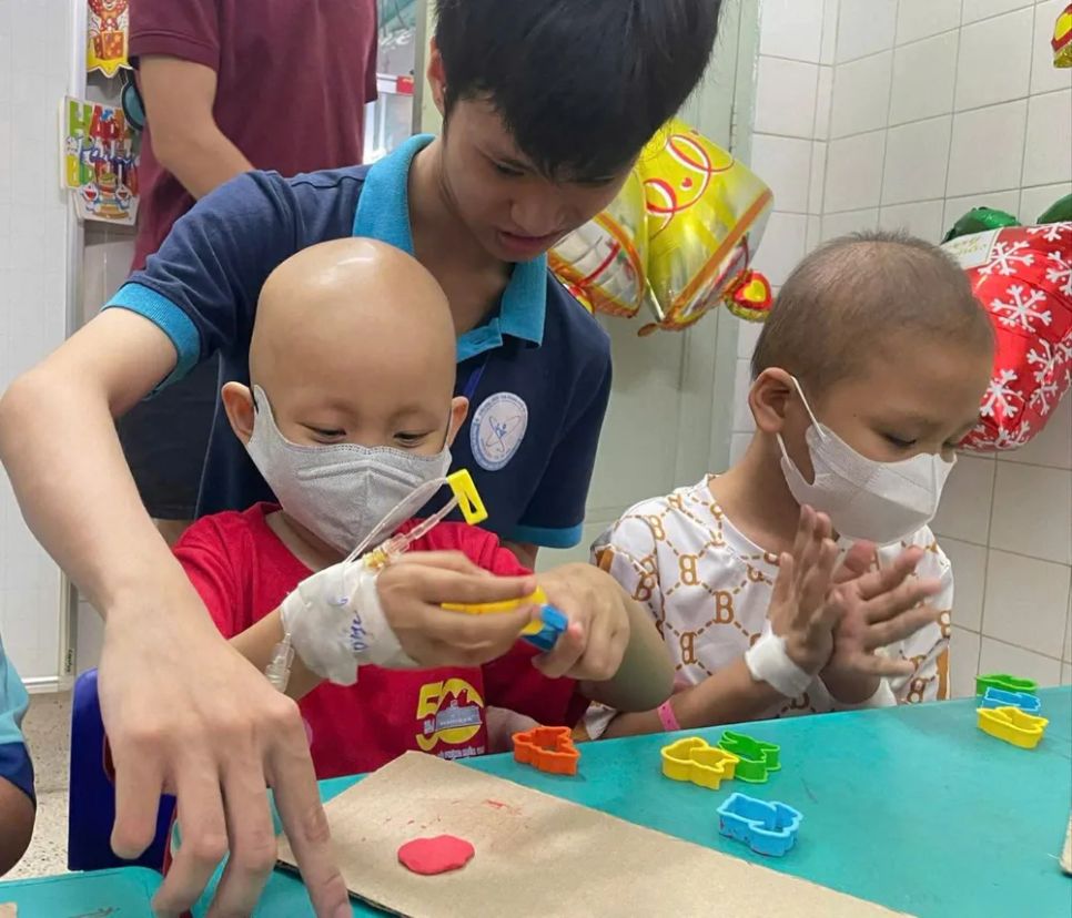 Sinh viên Tô Chí Đỉnh hướng dẫn các bệnh nhi tạo hình từ đất sét. Sinh viên Tô Chí Đỉnh hướng dẫn các bệnh nhi tạo hình từ đất sét.