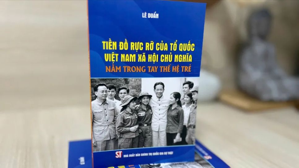 Cuốn sách “Tiền đồ rực rỡ của Tổ quốc Việt Nam xã hội chủ nghĩa nằm trong tay thế hệ trẻ”