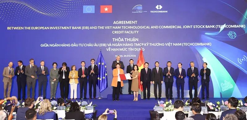 Bà Nicola Beer, Phó Chủ tịch Ngân hàng Đầu tư châu Âu (EIB) và bà Nguyễn Thu Lan, Phó Chủ tịch Hội đồng Quản trị Techcombank công bố thỏa thuận.