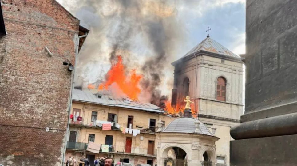 Hiện trường một vụ tấn công ở Lviv. Ảnh: andriysadovyi/Telegram