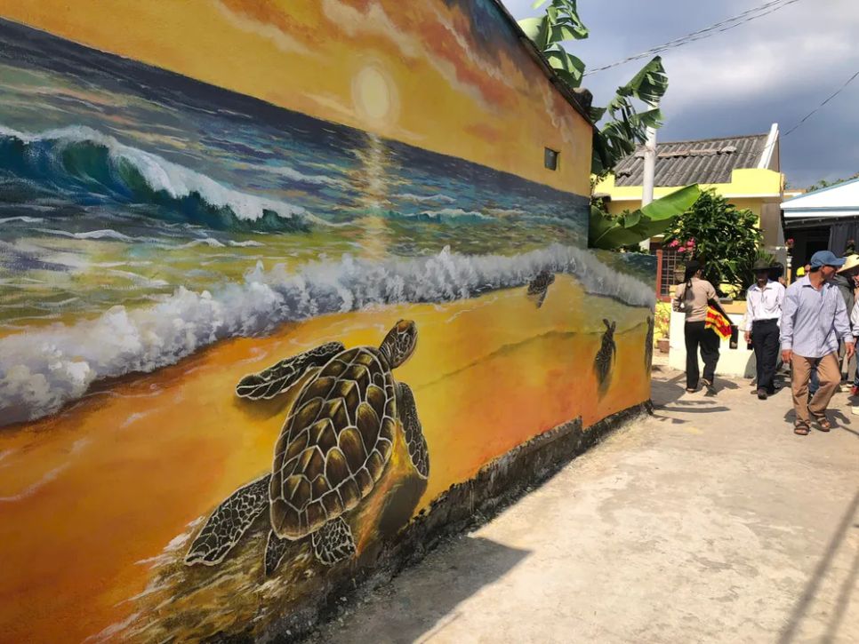Bức bích họa mang thông điệp bảo tồn rùa biển. Ảnh: ĐÌNH NHỰT