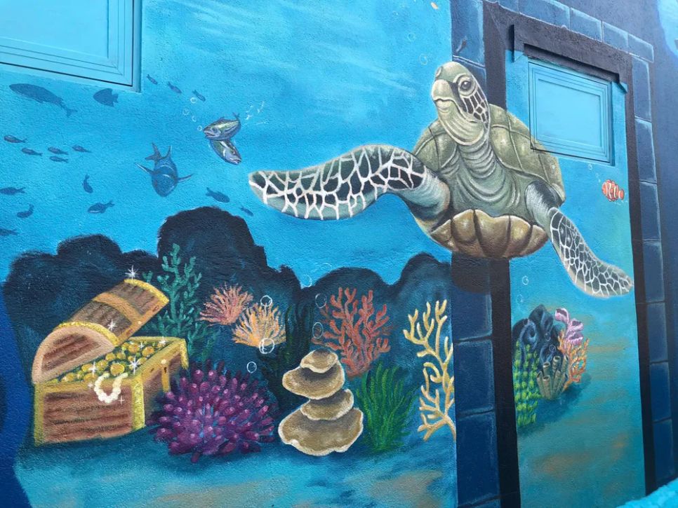 Hệ sinh thái biển Lý Sơn thông qua bức bích họa. Ảnh: ĐÌNH NHỰT