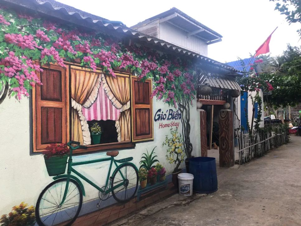Tô điểm trên những bức tường nhà của người dân đảo Bé. Ảnh: ĐÌNH NHỰT