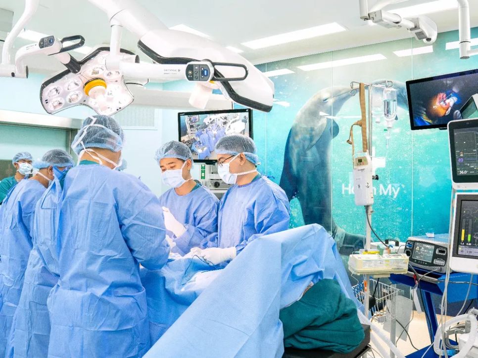 Bác sĩ phẫu thuật cho người bệnh tại phòng mổ thông minh