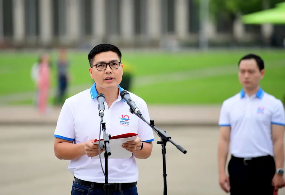 Anh Phạm Chí Nhu, đại diện gương mặt trẻ Việt Nam tiêu biểu năm 2025 báo công dâng Bác