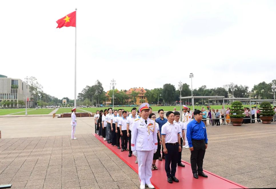 Các gương mặt trẻ Việt Nam tiêu biểu năm 2025 báo công và vào Lăng viếng Bác