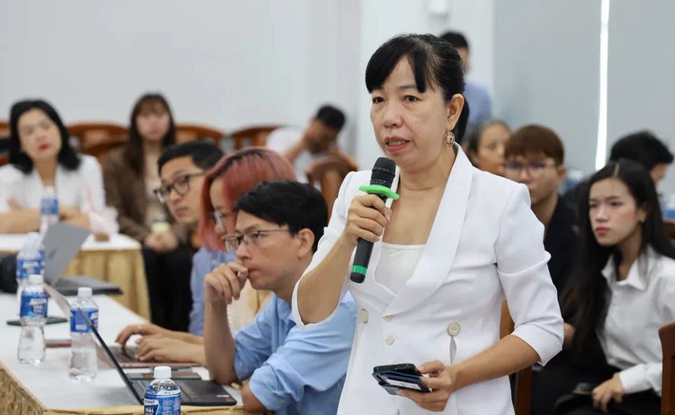 Đại diện doanh nghiệp chia sẻ những khó khăn gặp phải khi xuất khẩu hàng vào thị trường Mỹ. Ảnh: MINH XUÂN