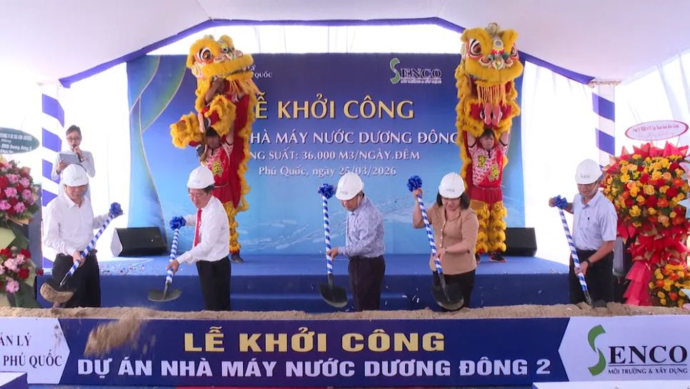Các đại biểu thực hiện nghi thức khởi công